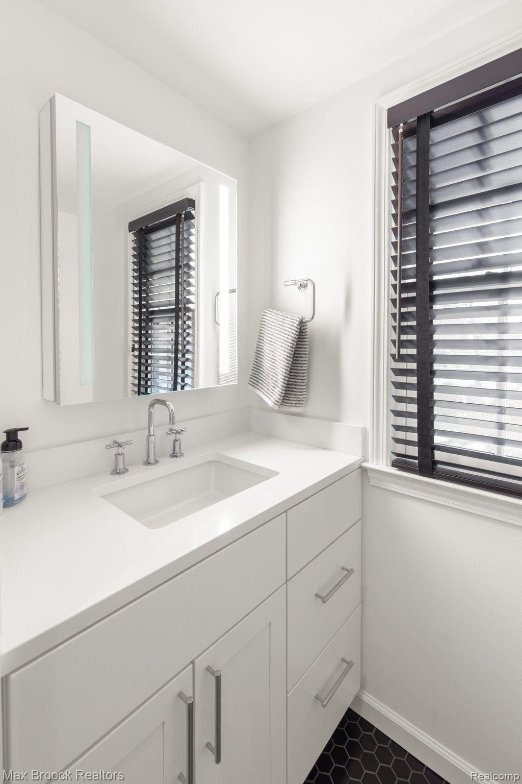 99 Maplefield Road Pleasant Ridge, MI 48069 - Photo 25 of 43 Primary Bathroom