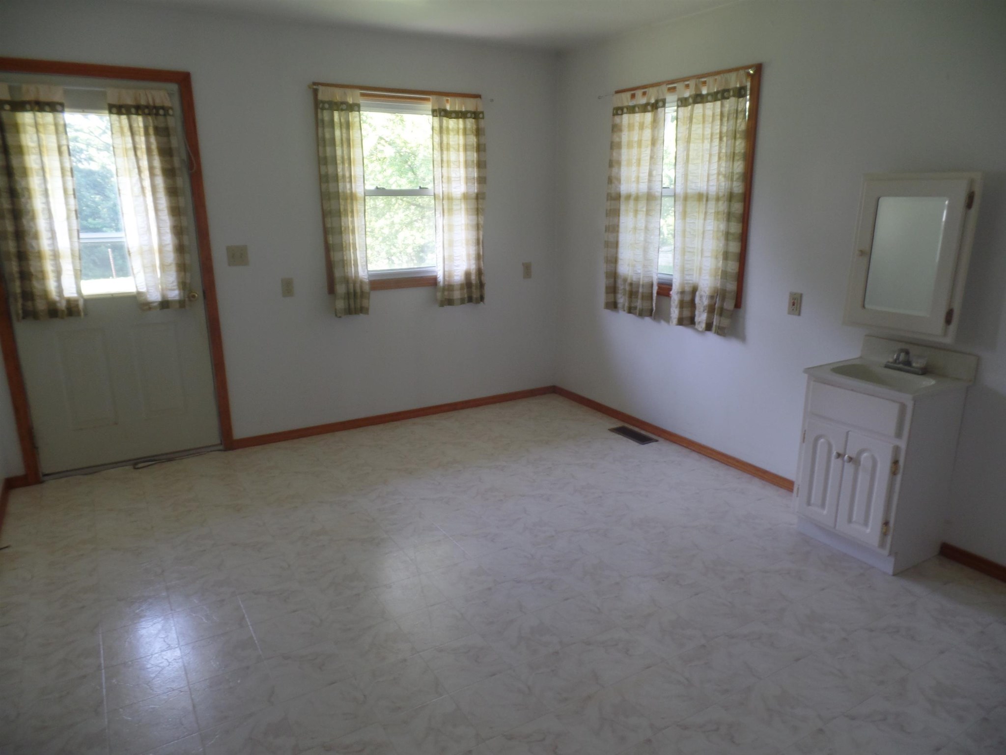 904 East Bradfield Road Bloomfield, IN 47424 - Photo 11 of 21 Gallery Image 11