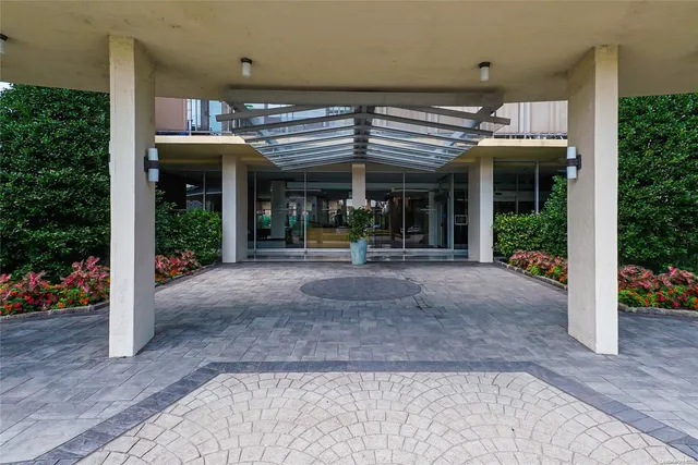 $899,000 | 166-25 Powells Cove Boulevard, Unit 7H | Beechhurst