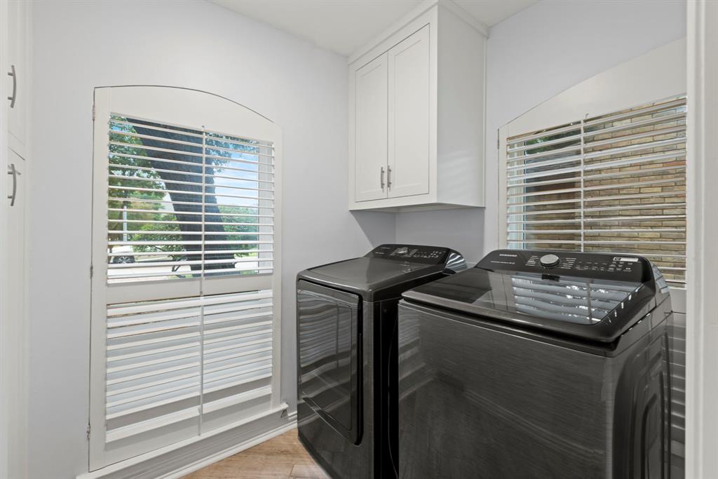 16707 Rustic Meadows Drive Dallas, TX 75248 - Photo 28 of 33 a kitchen with a stove and a window