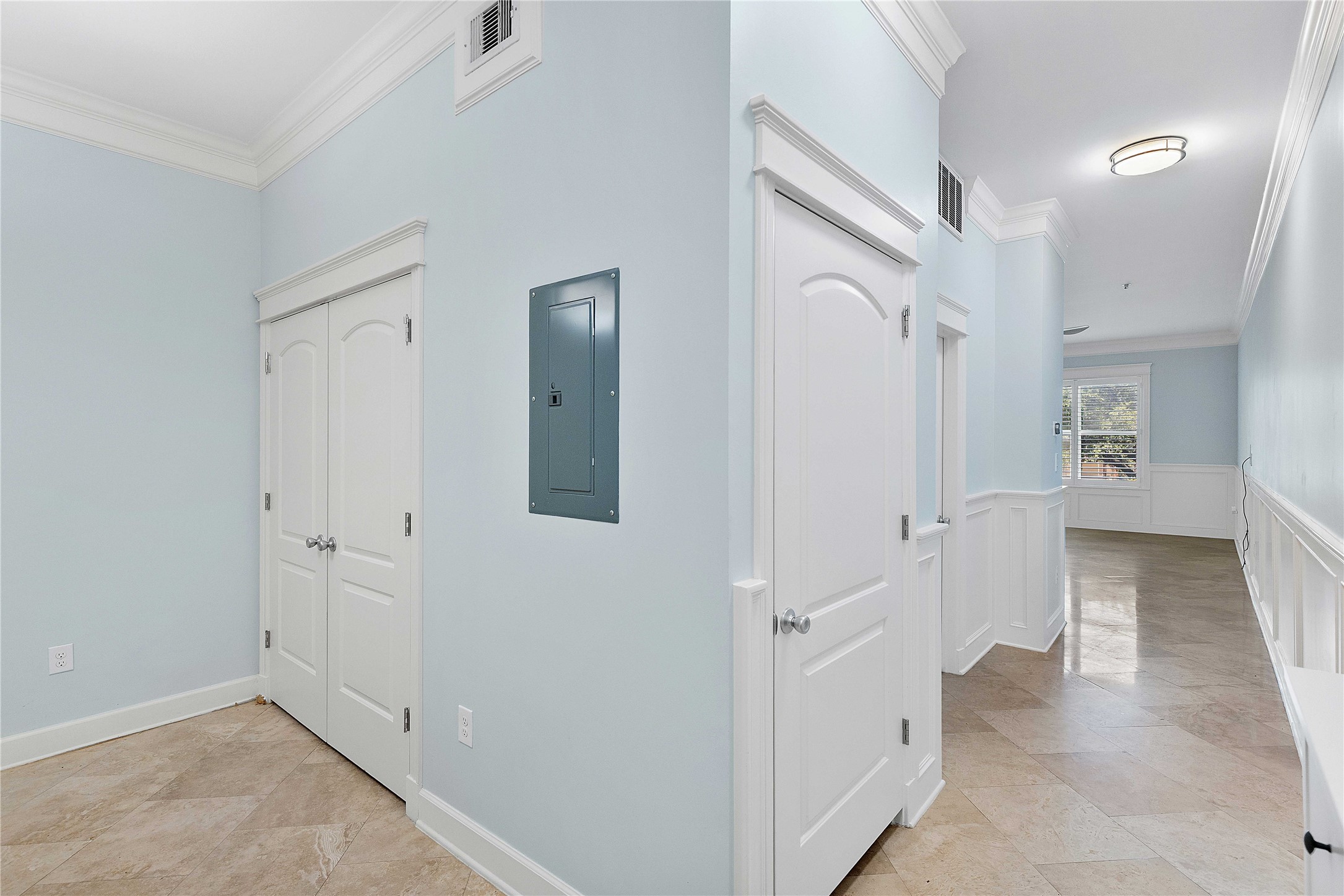 2802 Morrison Street, Unit 106 Houston, TX 77009 - Photo 20 of 35 Enrty hallway wirh laundry closet.