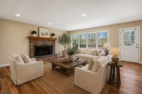 $750,000 | 2 Log Road, Lake Hopatcong, NJ 07849