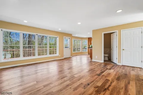$750,000 | 2 Log Road, Lake Hopatcong, NJ 07849