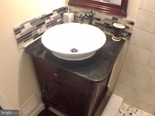 8207 Springfield Village Drive Springfield, VA 22152 - Photo 18 of 30 Bath