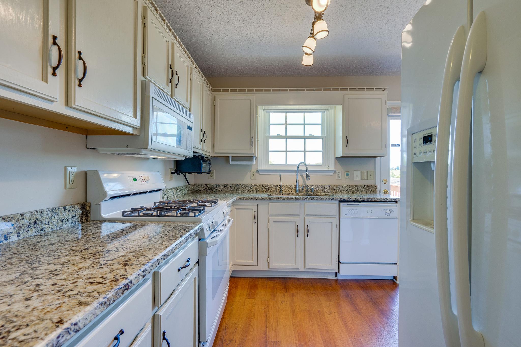 2285 Zion Road Columbia, TN 38401 - Photo 13 of 25 Features a gas stove top and the Refrigerator in the kitchen stays with the home.