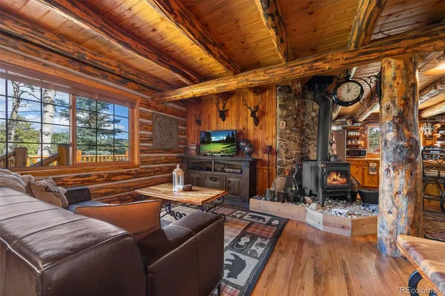 a view of entryway with outdoor seating