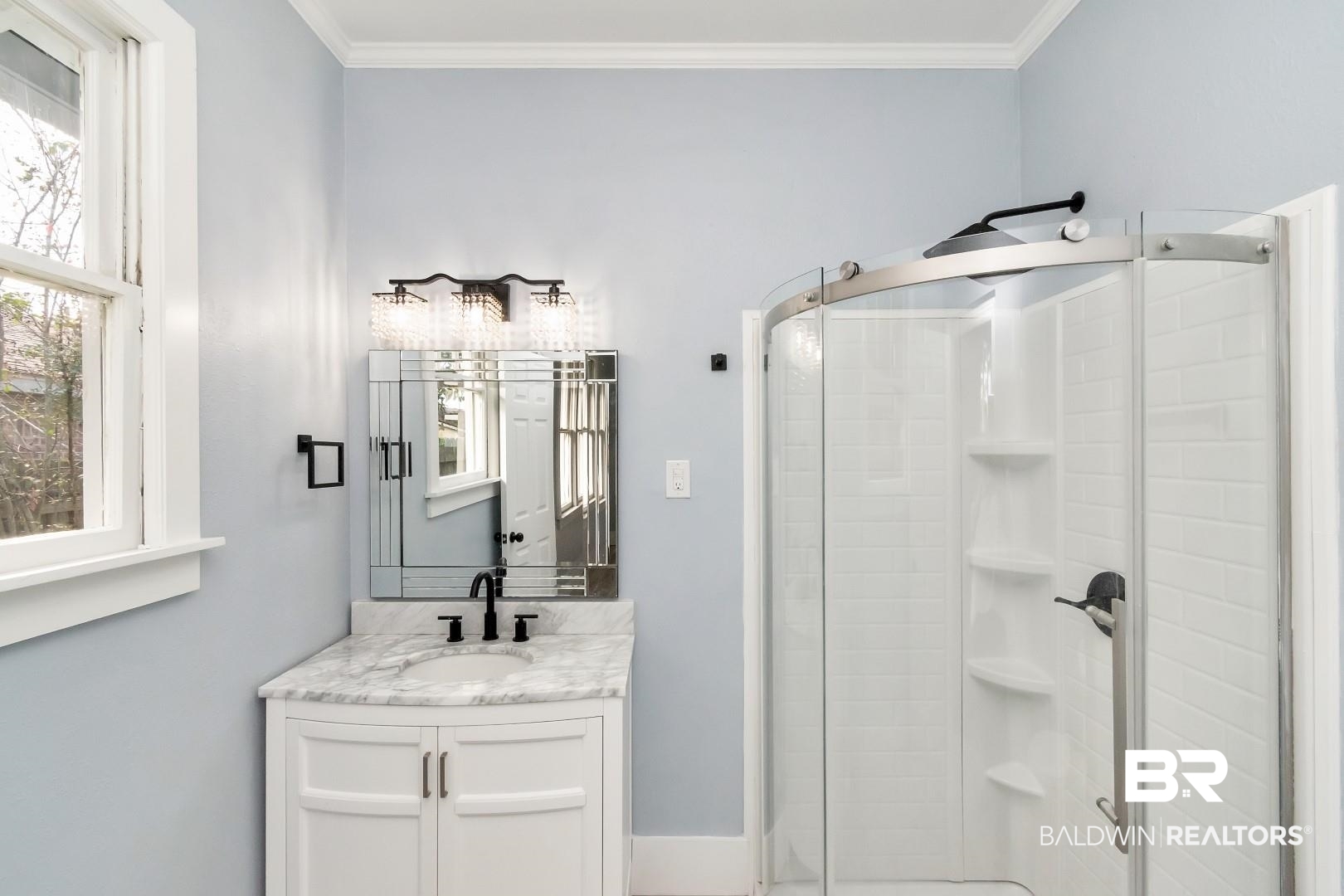 555 Michigan Avenue Mobile, AL 36604 - Photo 20 of 28 Bathroom with a shower with shower door, vanity, and crown molding