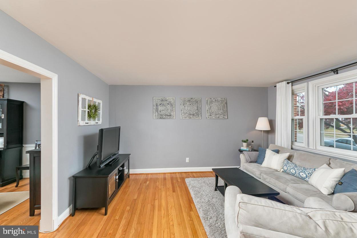 340 Greenlow Road Catonsville, MD 21228 - Photo 5 of 30 Living Room