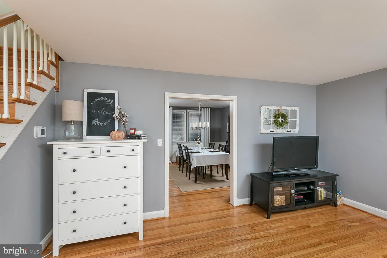 340 Greenlow Road Catonsville, MD 21228 - Photo 6 of 30 Living Room