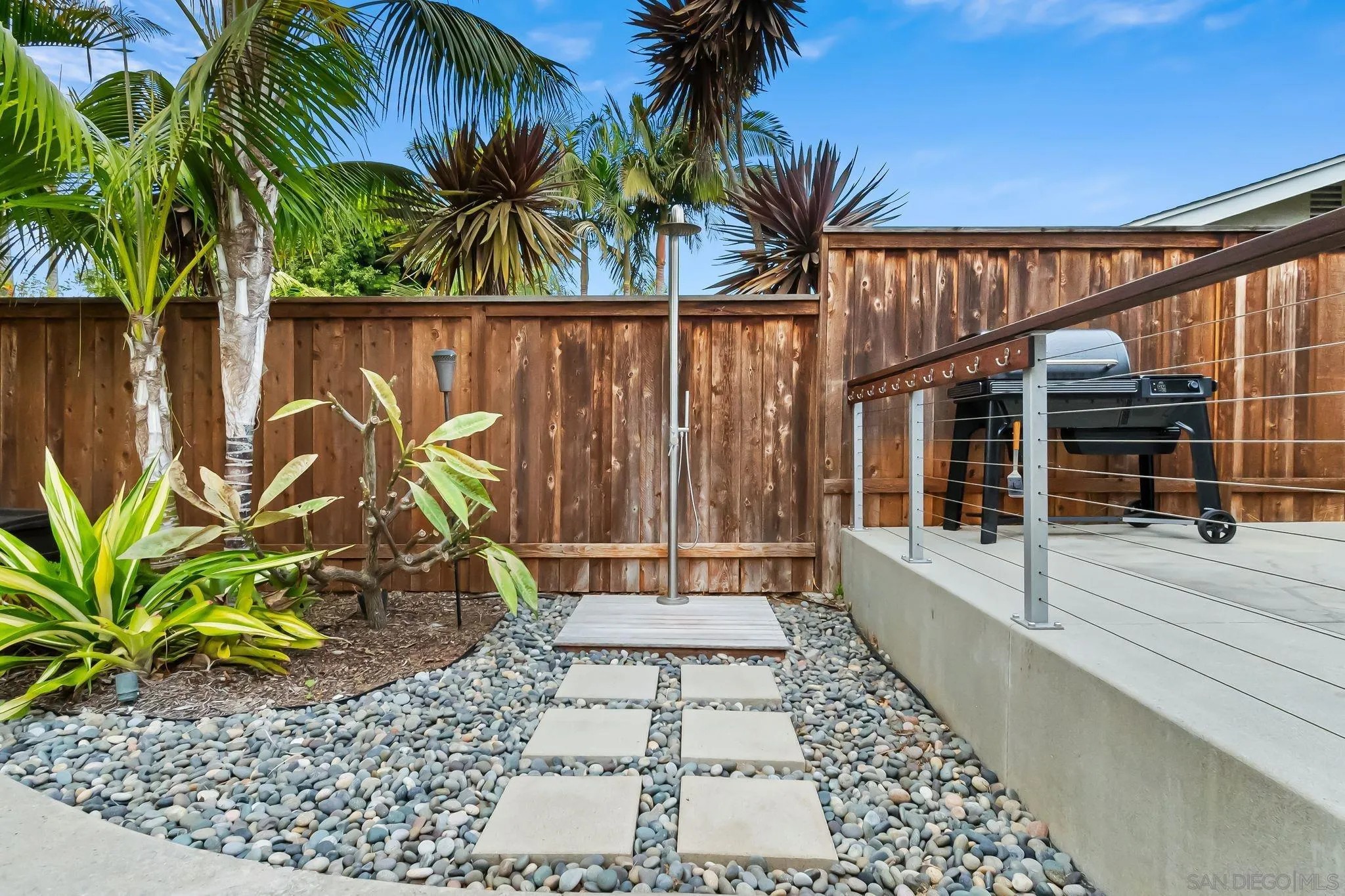13814 Recuerdo Drive Del Mar, CA 92014 - Photo 28 of 31 a front view of a house with a garden