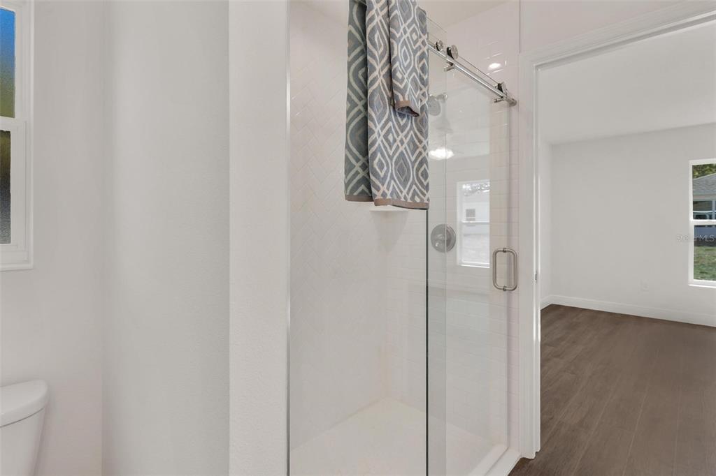 2011 Edgewood Avenue Leesburg, FL 34748 - Photo 23 of 44 a bathroom with a shower