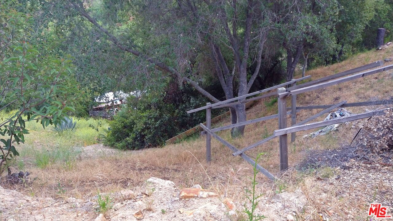 21190 Summit Road Topanga, CA 90290 - Photo 8 of 17 a view of a backyard