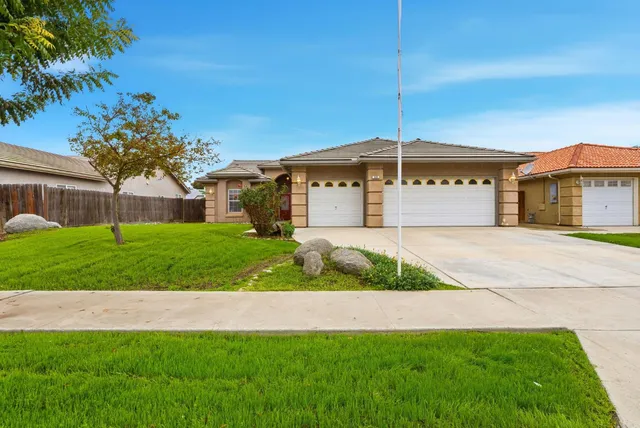 a view of a house with a yard