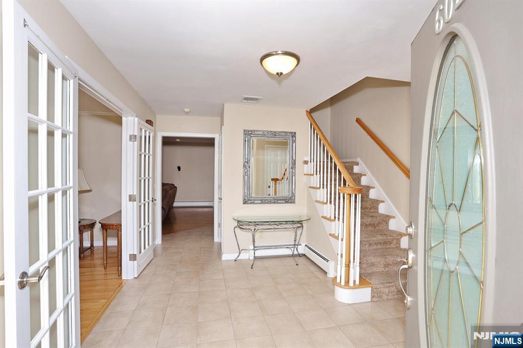 602 Mill Run Paramus, NJ 07652 - Photo 11 of 50