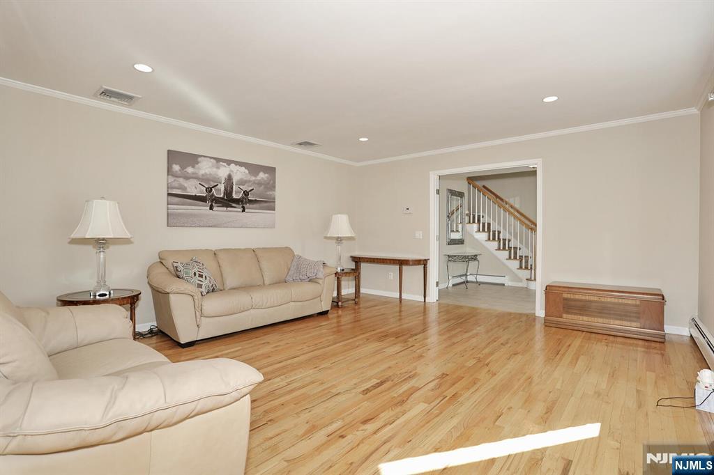 602 Mill Run Paramus, NJ 07652 - Photo 12 of 50
