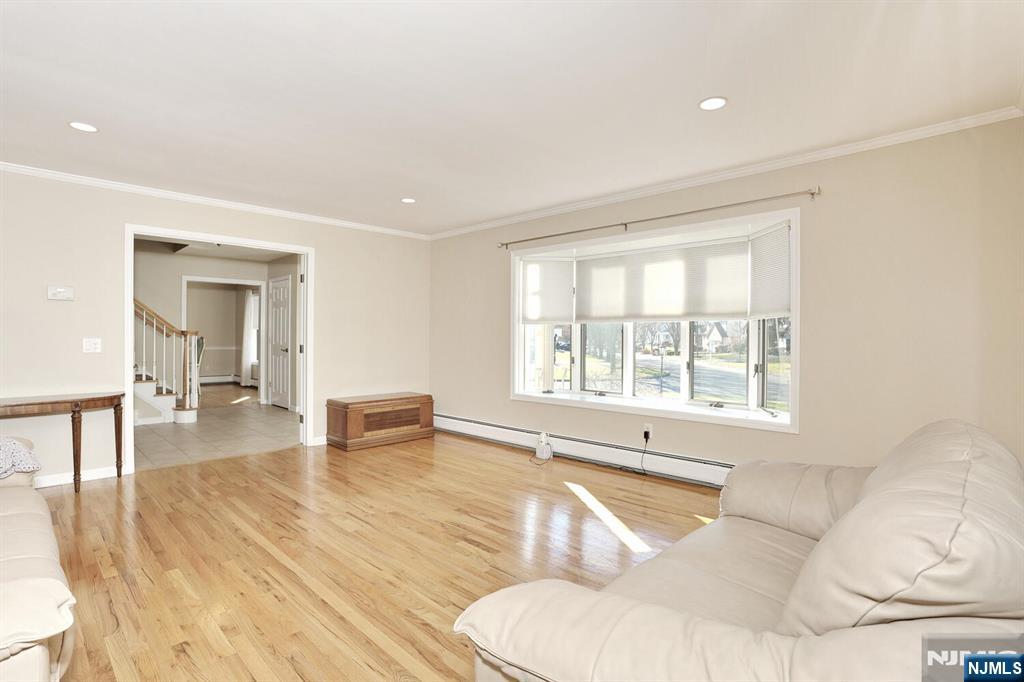 602 Mill Run Paramus, NJ 07652 - Photo 14 of 50