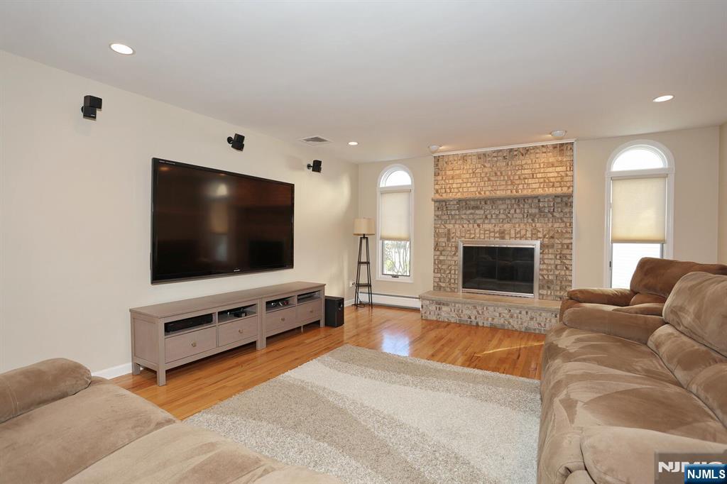 602 Mill Run Paramus, NJ 07652 - Photo 17 of 50