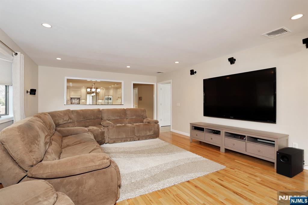 602 Mill Run Paramus, NJ 07652 - Photo 19 of 50