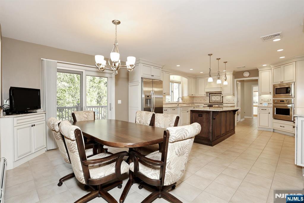 602 Mill Run Paramus, NJ 07652 - Photo 20 of 50