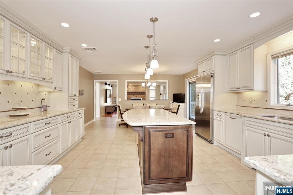 602 Mill Run Paramus, NJ 07652 - Photo 21 of 50