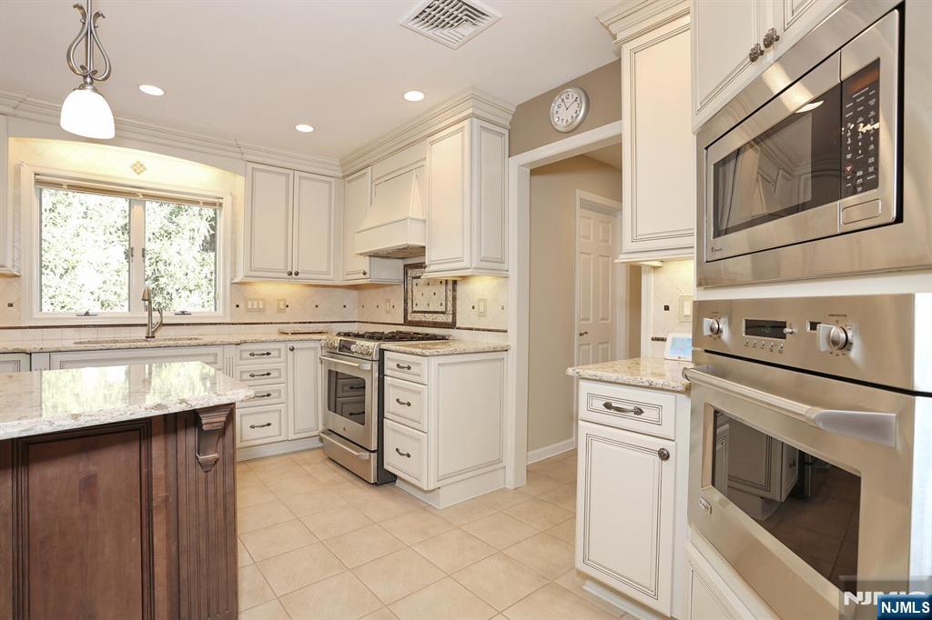 602 Mill Run Paramus, NJ 07652 - Photo 22 of 50