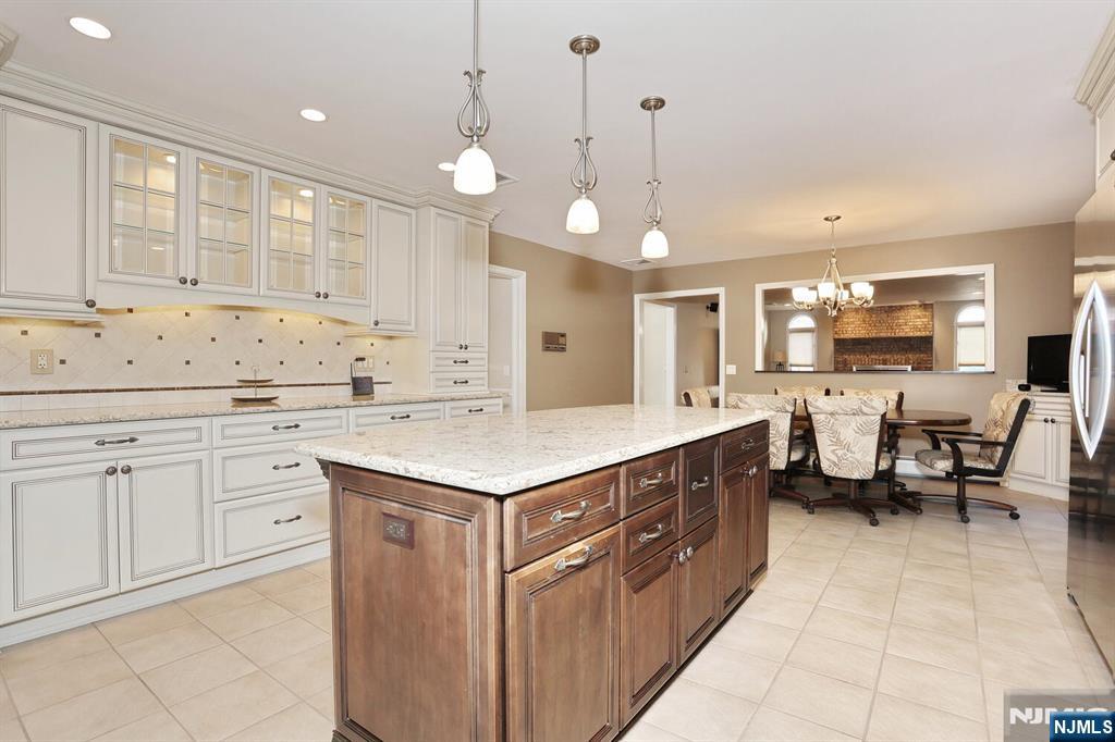 602 Mill Run Paramus, NJ 07652 - Photo 24 of 50