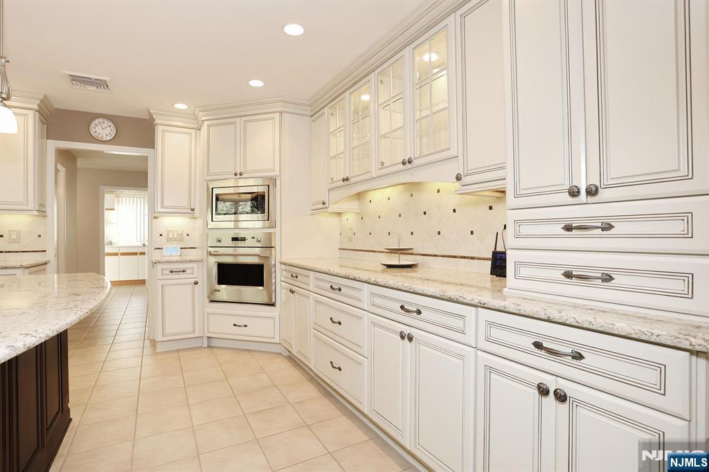 602 Mill Run Paramus, NJ 07652 - Photo 25 of 50