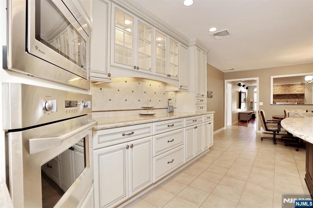 602 Mill Run Paramus, NJ 07652 - Photo 27 of 50