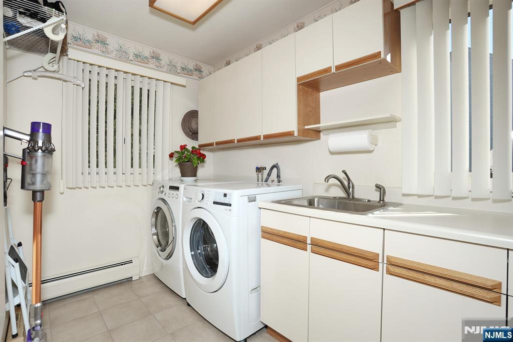 602 Mill Run Paramus, NJ 07652 - Photo 29 of 50