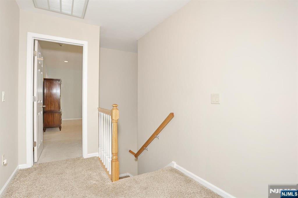602 Mill Run Paramus, NJ 07652 - Photo 30 of 50