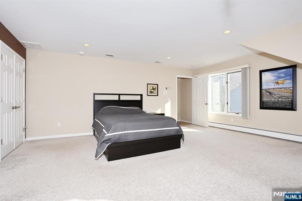 602 Mill Run Paramus, NJ 07652 - Photo 31 of 50