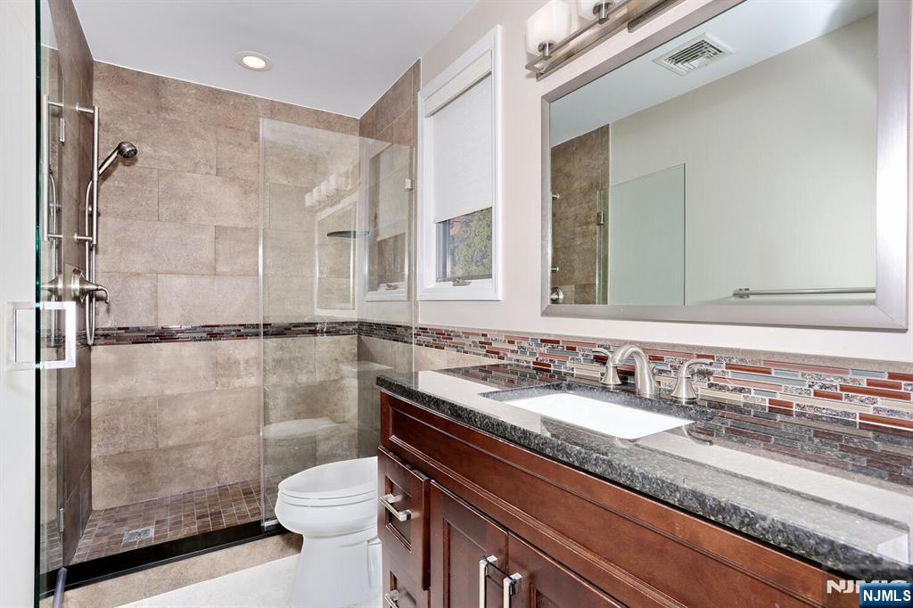 602 Mill Run Paramus, NJ 07652 - Photo 32 of 50