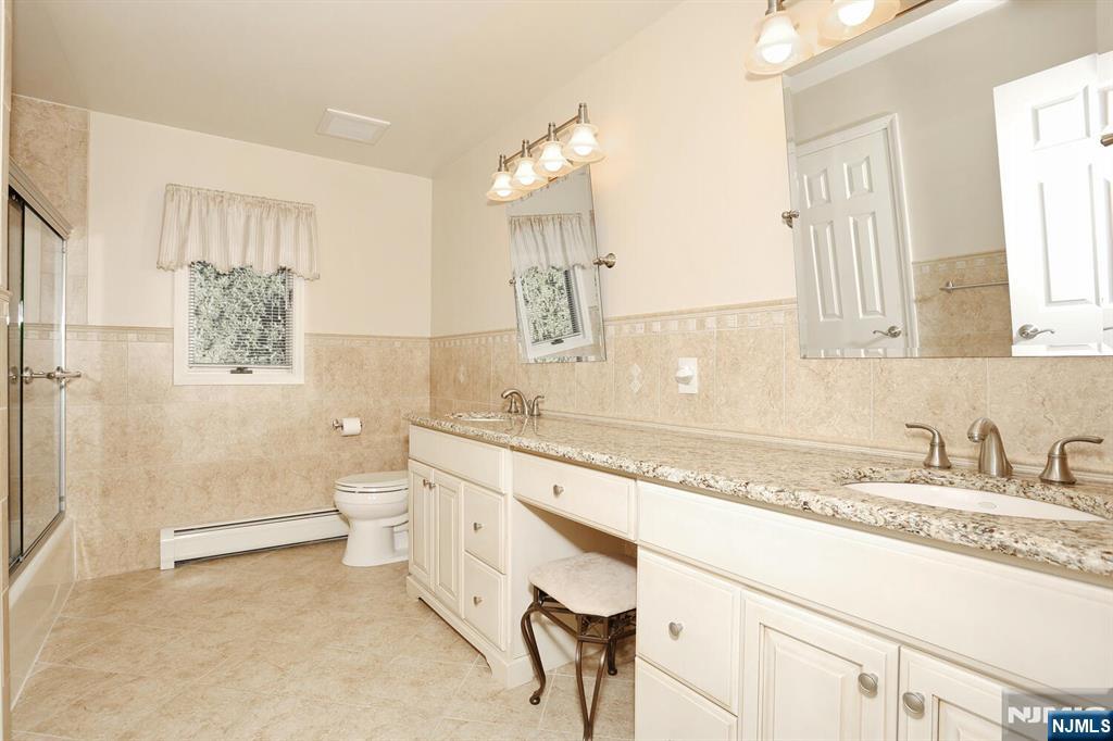 602 Mill Run Paramus, NJ 07652 - Photo 36 of 50