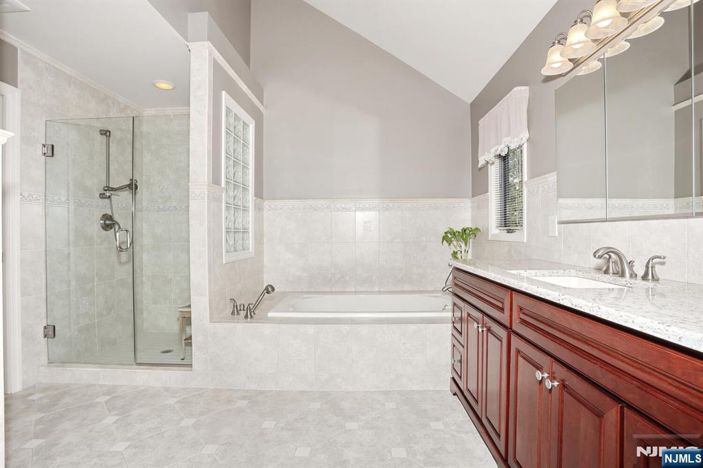 602 Mill Run Paramus, NJ 07652 - Photo 39 of 50