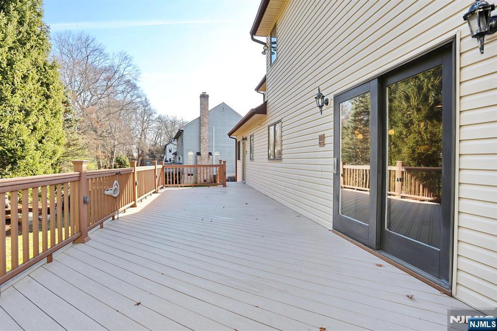 602 Mill Run Paramus, NJ 07652 - Photo 43 of 50