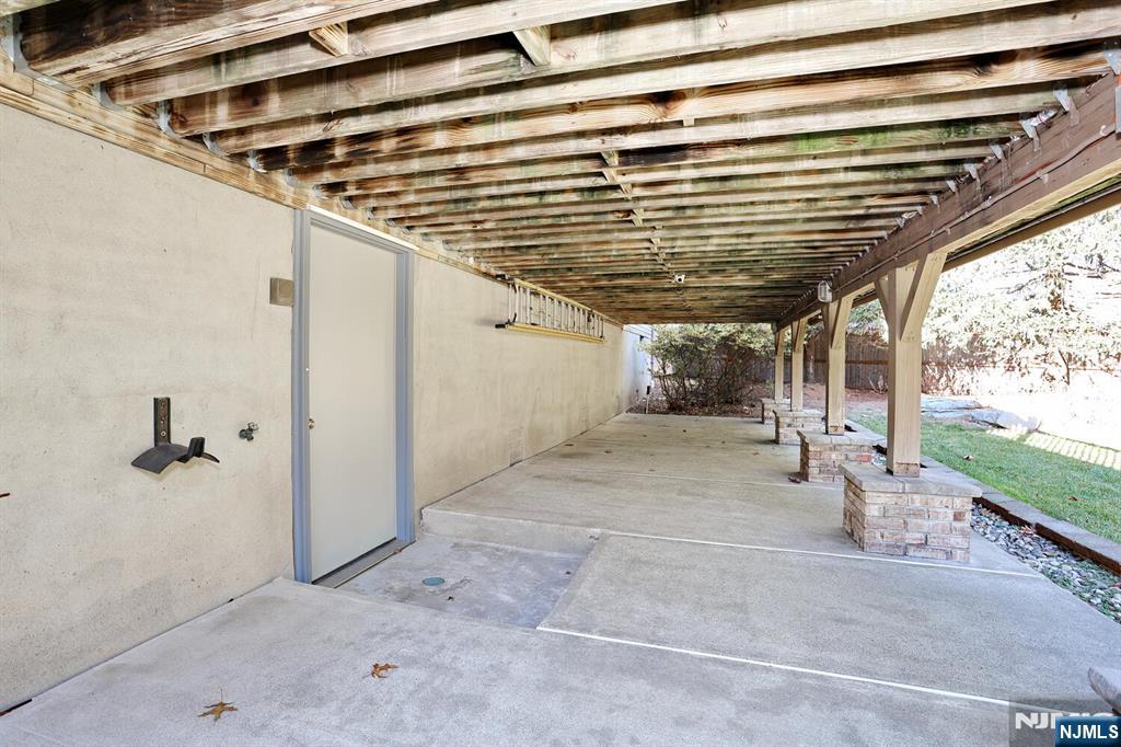 602 Mill Run Paramus, NJ 07652 - Photo 46 of 50