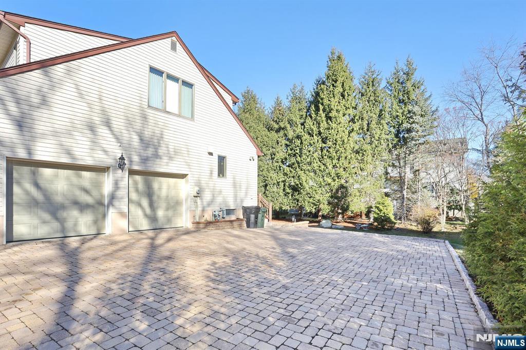 602 Mill Run Paramus, NJ 07652 - Photo 7 of 50