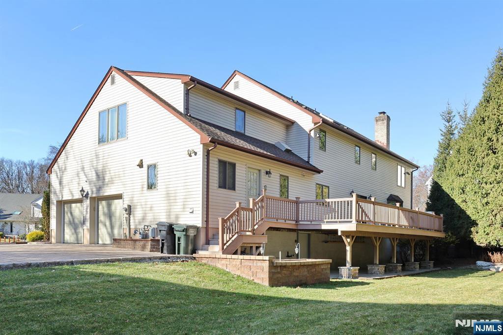 602 Mill Run Paramus, NJ 07652 - Photo 9 of 50