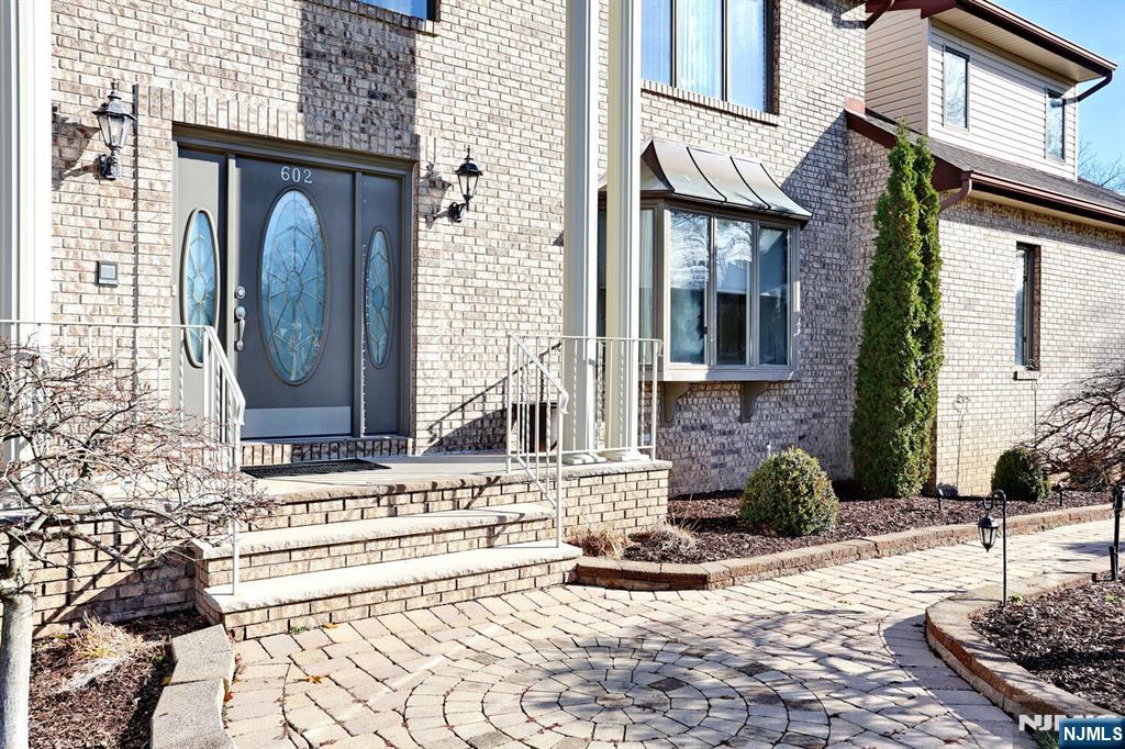 602 Mill Run Paramus, NJ 07652 - Photo 10 of 50