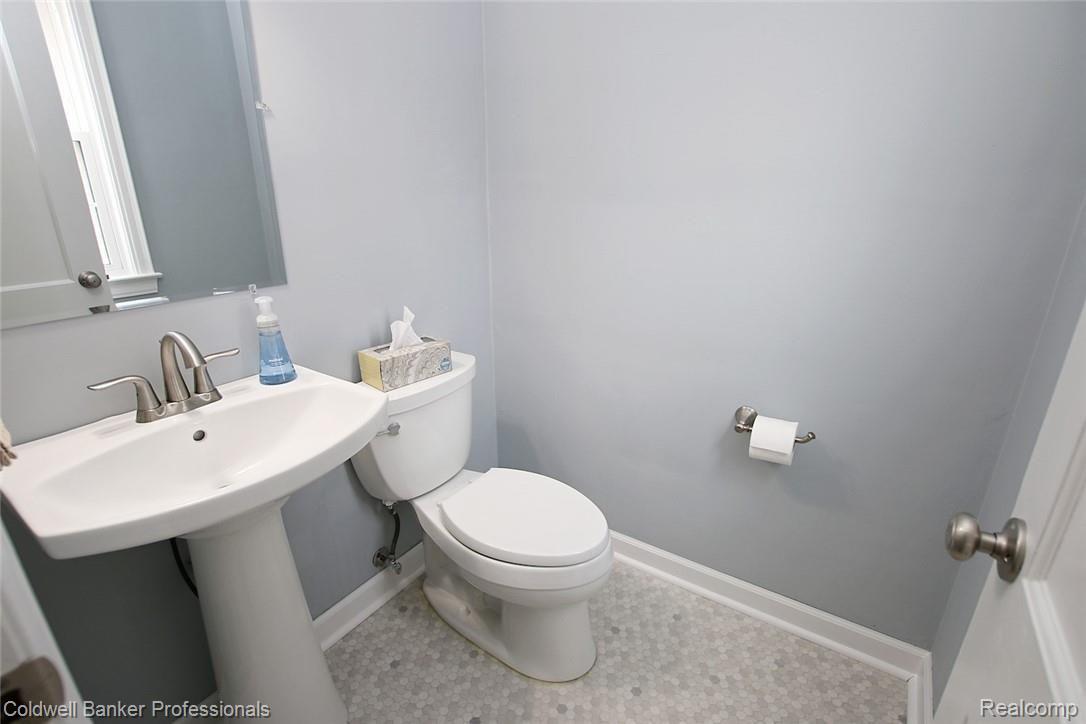 1890 Columbia Road Berkley, MI 48072 - Photo 18 of 42 19) 1st Floor Bathroom.jpg