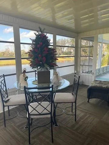 a view of a house with back yard