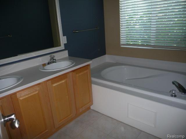 2080 Lagoon Drive Rochester, MI 48309 - Photo 10 of 15 10