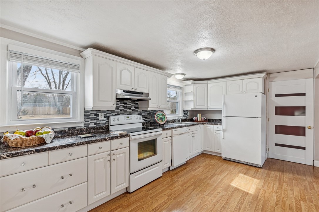 6 Rosedale Avenue Barrington, RI 02806 - Photo 5 of 24
