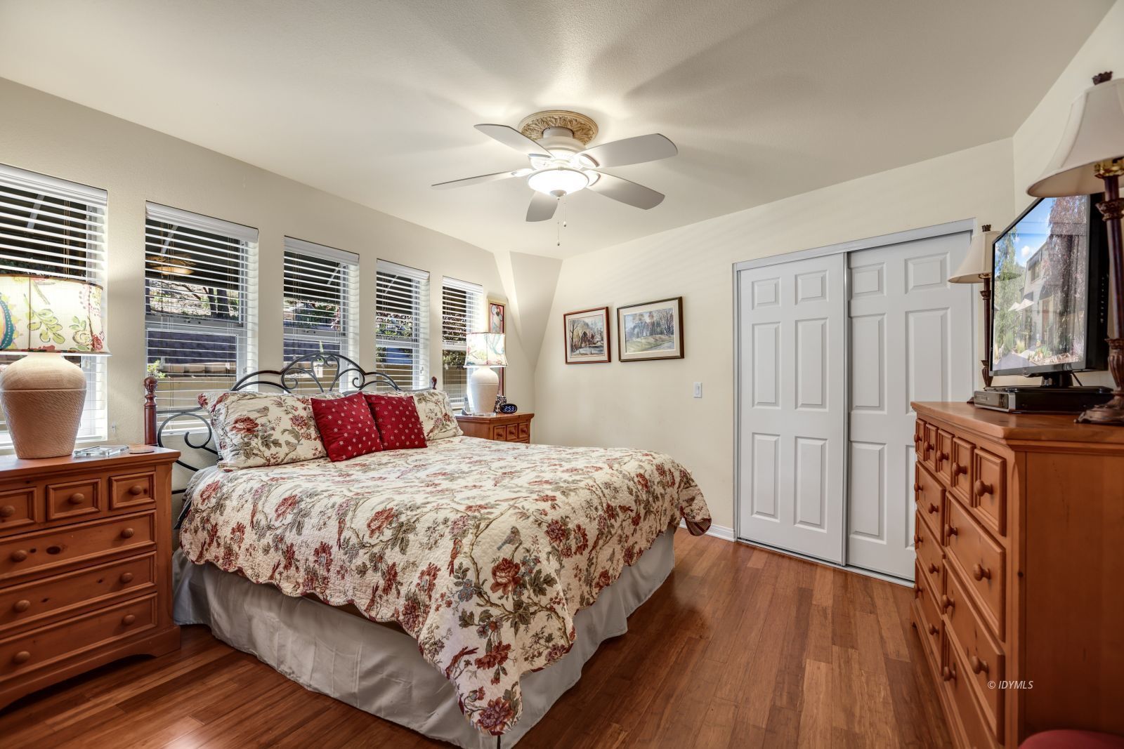 53599 West Ridge Road Idyllwild, CA 92549 - Photo 26 of 49 a bedroom with a large bed a flat tv screen and dresser