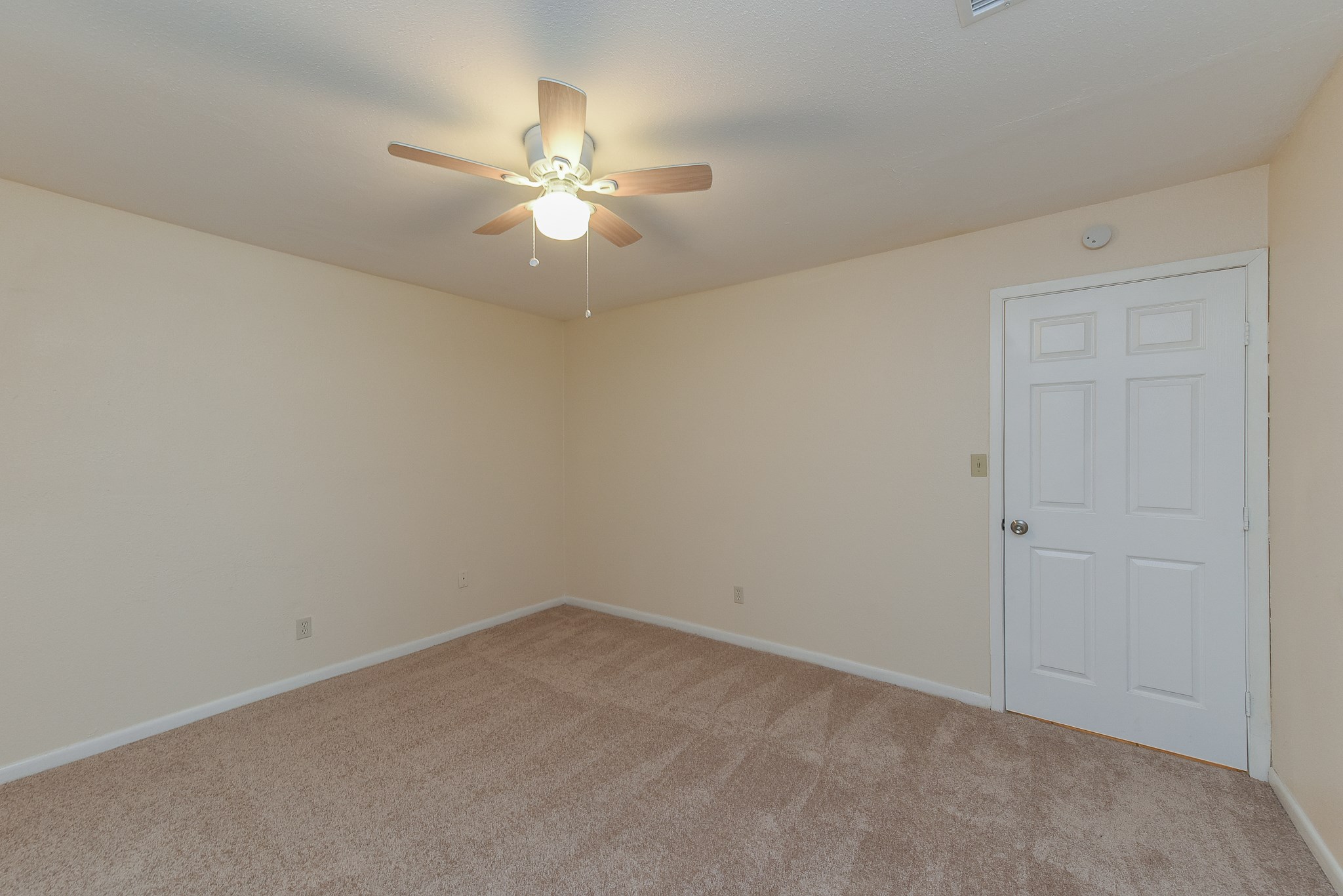 18610 Anne Drive Webster, TX 77058 - Photo 28 of 50 an empty room with a chandelier fan