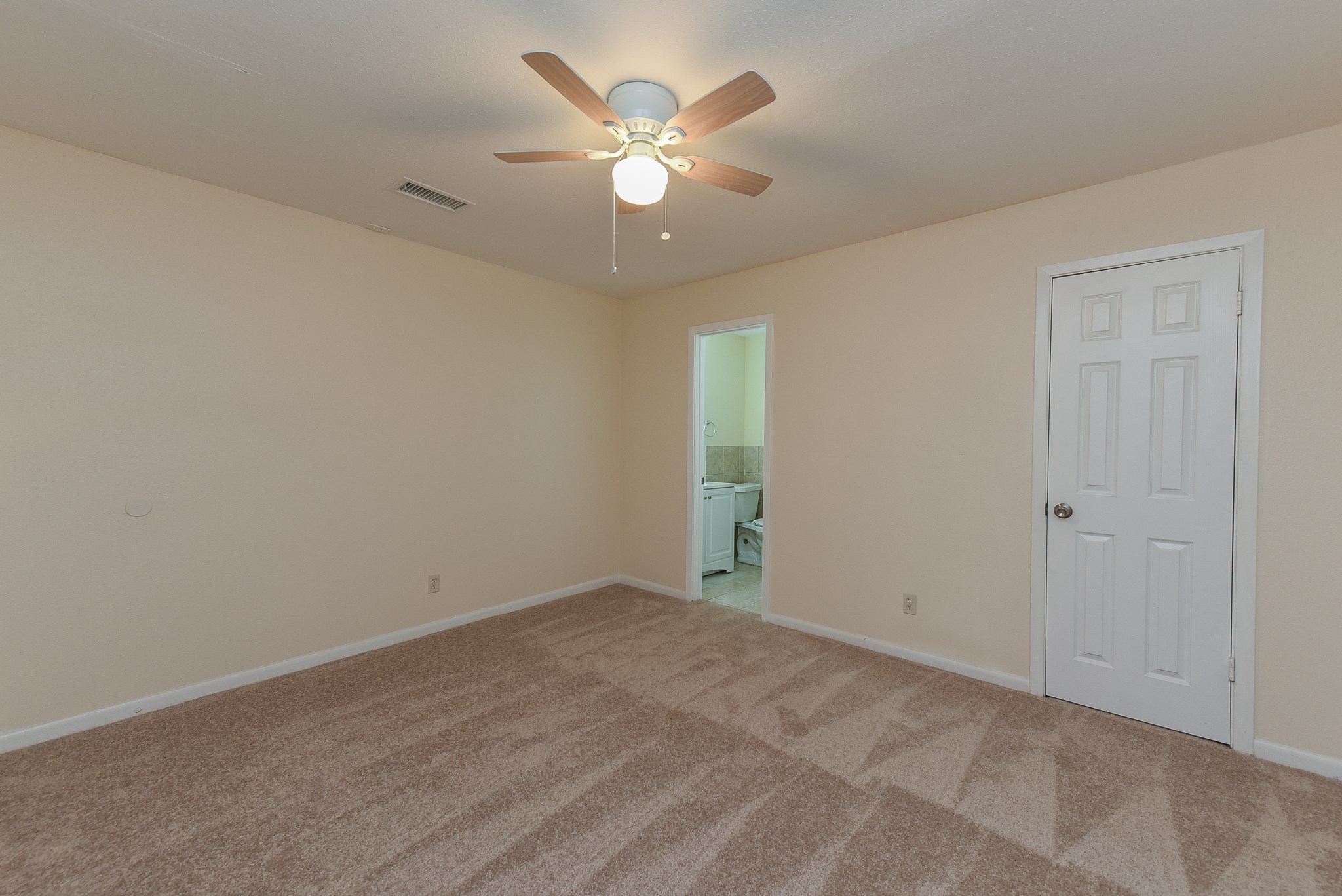 18610 Anne Drive Webster, TX 77058 - Photo 30 of 50 an empty room with closet and ceiling fan