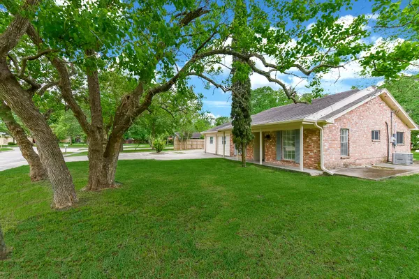 a view of a house with a backyard
