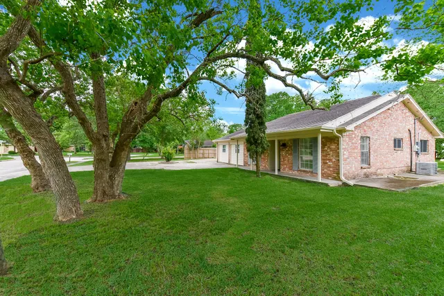 a view of a house with a backyard