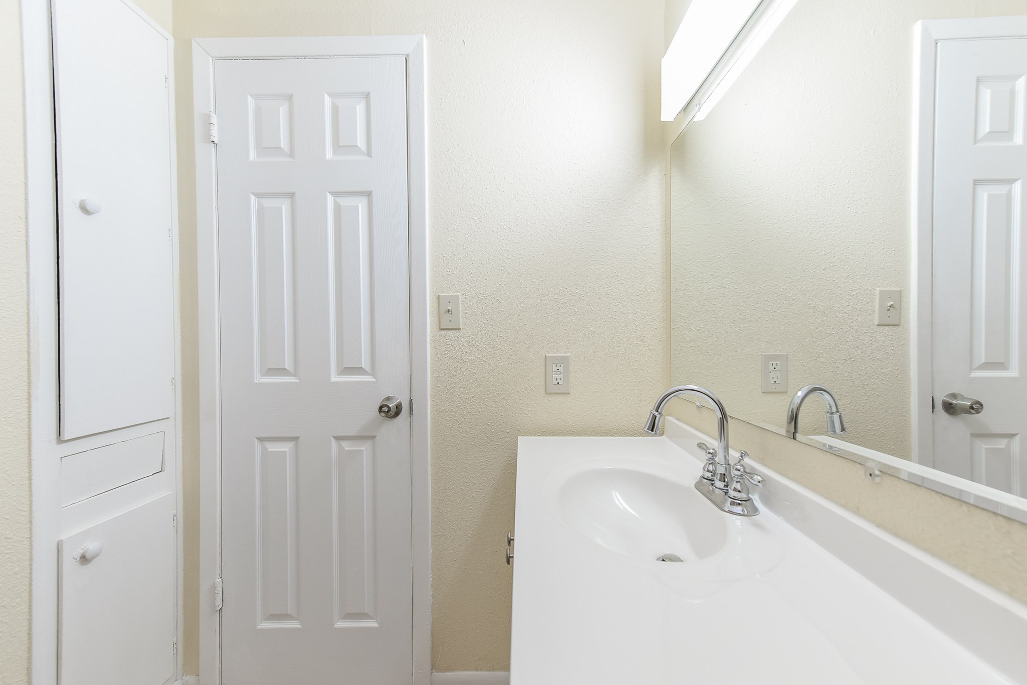 18610 Anne Drive Webster, TX 77058 - Photo 32 of 50 a bathroom with a sink and a mirror