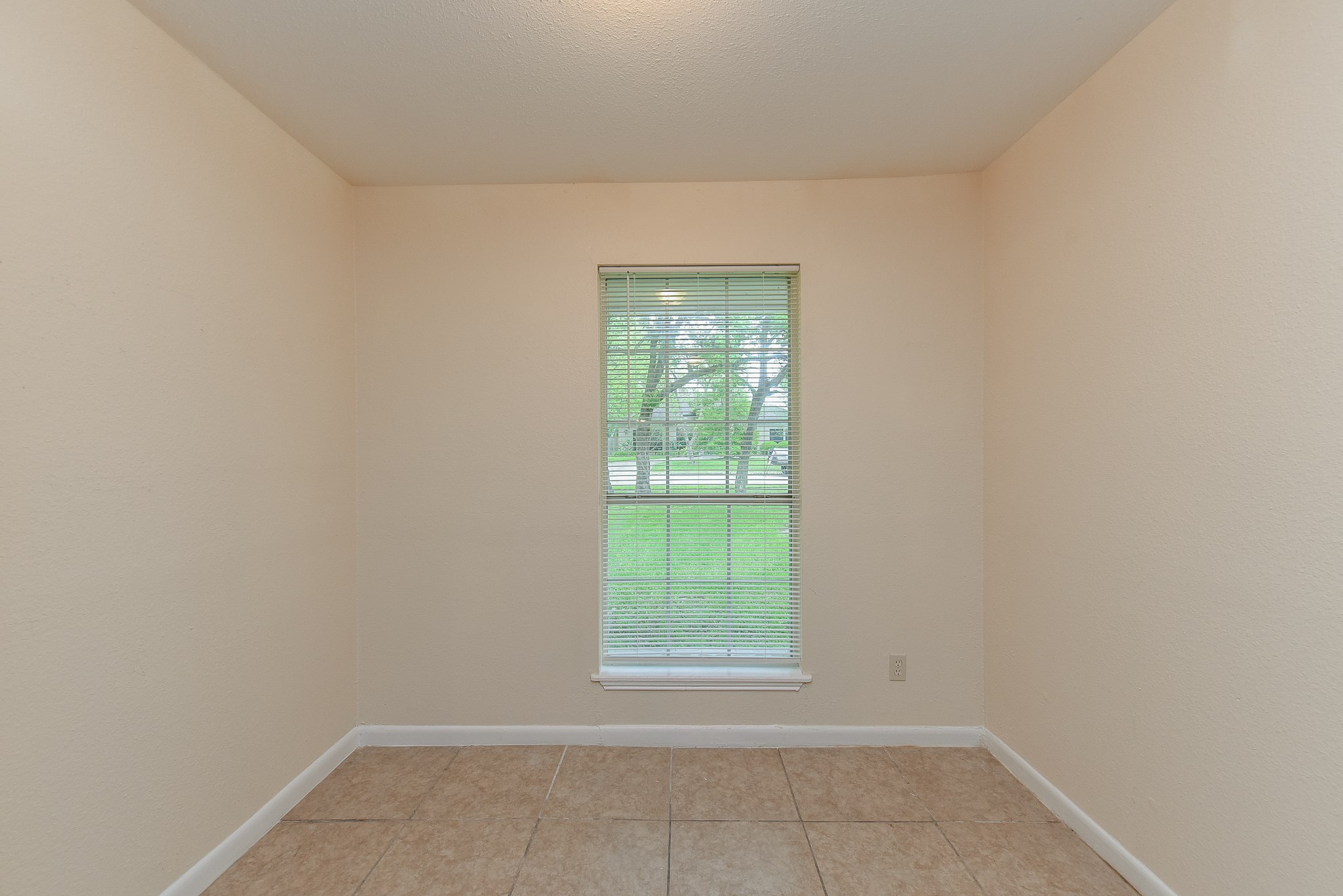 18610 Anne Drive Webster, TX 77058 - Photo 6 of 50 a small space with a window